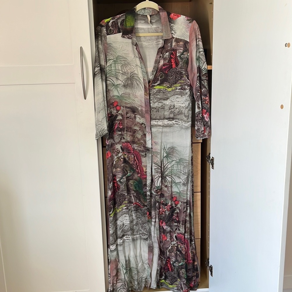 Touché printed cover up with two side pockets. Beautiful and in great condition